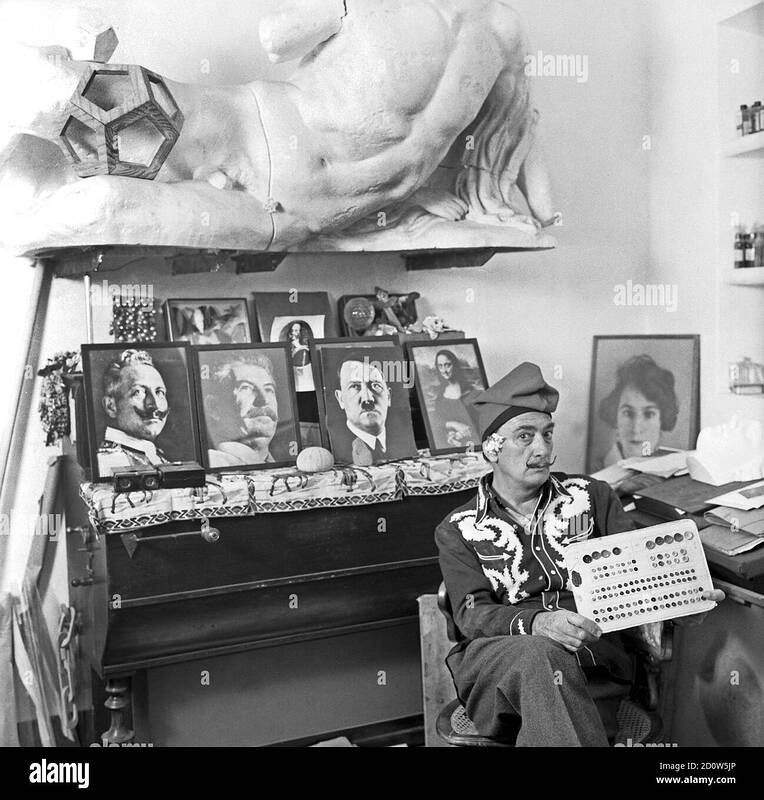 port-lligat-espana-noviembre-de-1957-servicio-en-la-casa-de-salvador-dali-en-la-foto-el-artista-salvador-dali-en-una-esquina-de-su-casa-port-lligat-spagna-noviembre-1957-servizio-a-casa-di-salvador-dali-nella-foto-