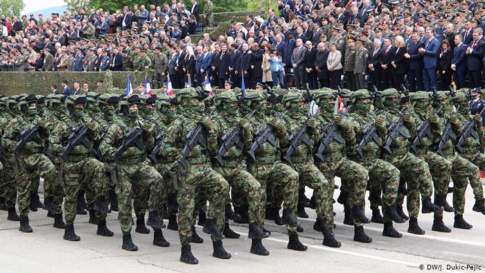 Serbian soldiers marching in Nis (DW/J. Dukic-Pejic)