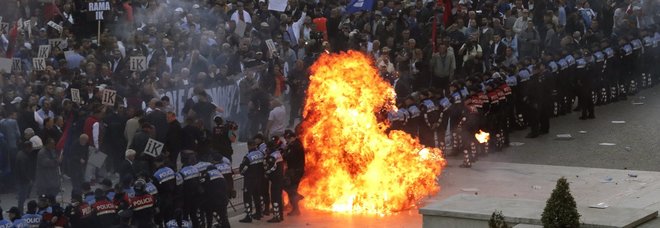 Albania, scontri a Tirana: molotov contro le sedi di governo e Parlamento Diretta
