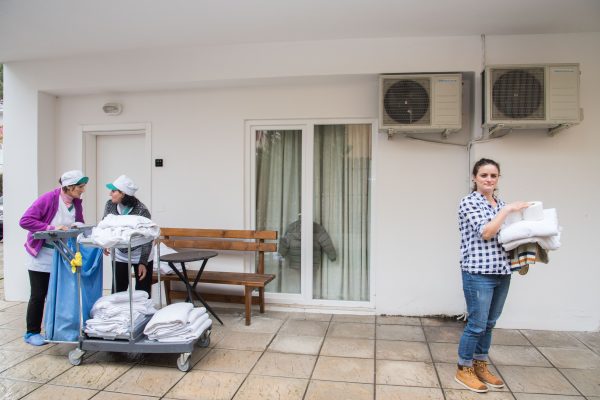 Elda-34-vjeç-gjatë-shpërndarjes-së-produkteve-higjenike-ditore-tek-Diamma-Resort.-600x400-1