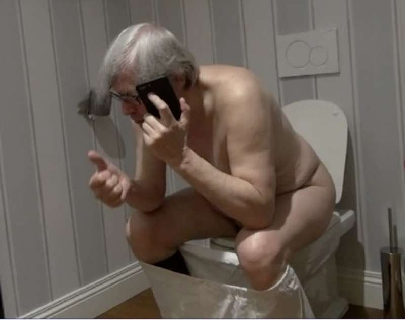 vittorio-sgarbi-sul-wc-899466